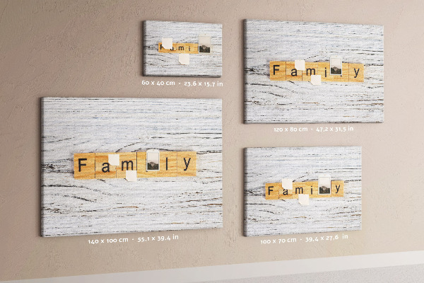 Tablero de corcho decorado con diseño de recuerdos familiares sobre fondo de madera