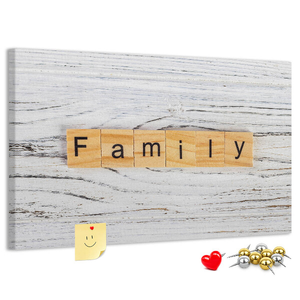Tablero de corcho decorado con diseño de recuerdos familiares sobre fondo de madera