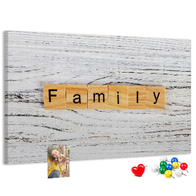 Tablero de corcho decorado con diseño de recuerdos familiares sobre fondo de madera