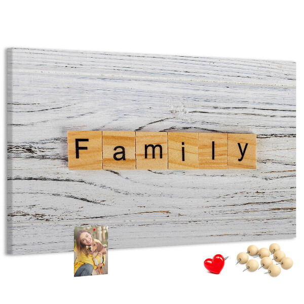 Tablero de corcho decorado con diseño de recuerdos familiares sobre fondo de madera