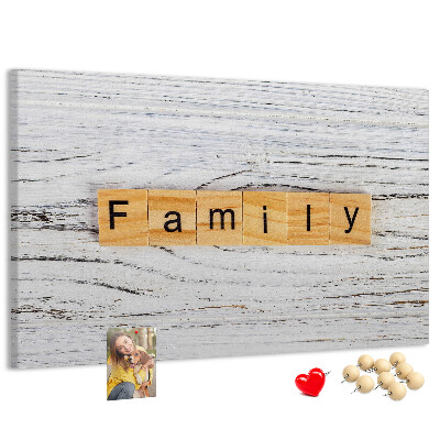 Tablero de corcho decorado con diseño de recuerdos familiares sobre fondo de madera