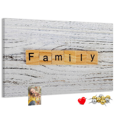 Tablero de corcho decorado con diseño de recuerdos familiares sobre fondo de madera