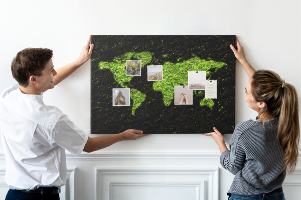 Tablero de anuncios mapa del mundo verde sobre fondo negro