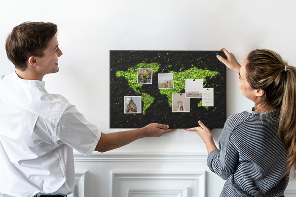 Tablero de anuncios mapa del mundo verde sobre fondo negro