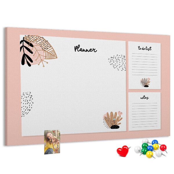 Tablero de corcho decorado con un elegante diseño de detalles florales
