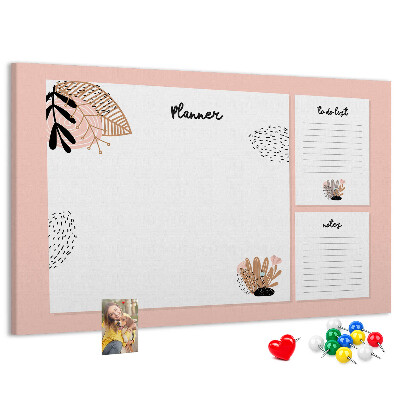 Tablero de corcho decorado con un elegante diseño de detalles florales