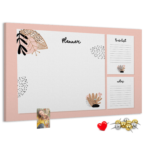 Tablero de corcho decorado con un elegante diseño de detalles florales