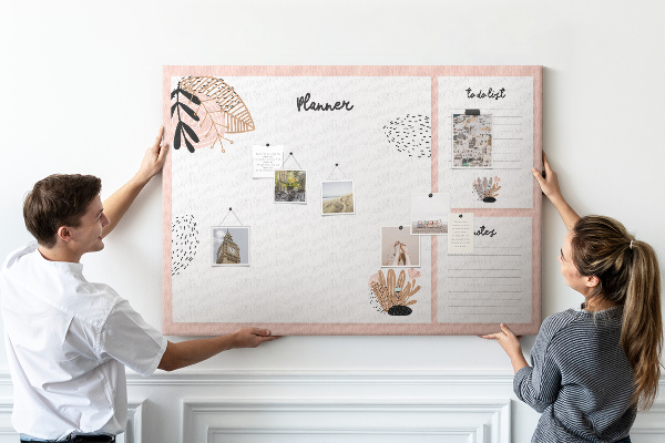 Tablero de corcho decorado con un elegante diseño de detalles florales