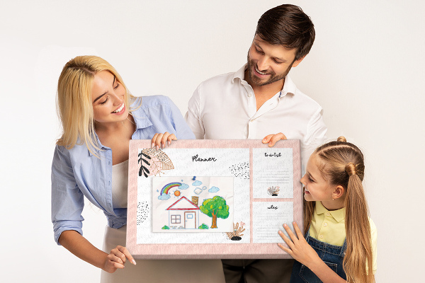 Tablero de corcho decorado con un elegante diseño de detalles florales