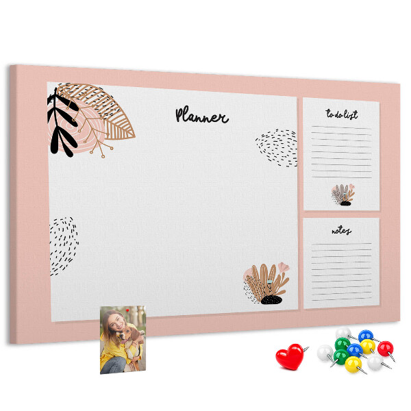 Tablero de corcho decorado con un elegante diseño de detalles florales
