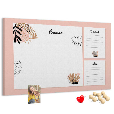 Tablero de corcho decorado con un elegante diseño de detalles florales
