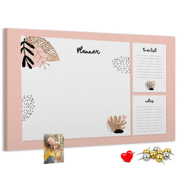 Tablero de corcho decorado con un elegante diseño de detalles florales