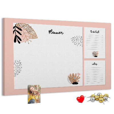 Tablero de corcho decorado con un elegante diseño de detalles florales