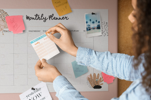 Agenda mensual con diseño de tablero de anuncios y detalles florales