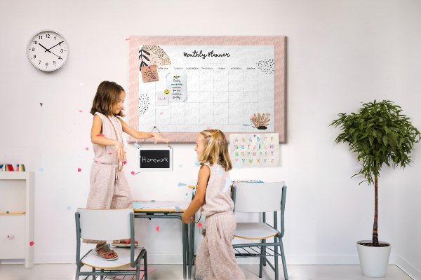 Agenda mensual con diseño de tablero de anuncios y detalles florales