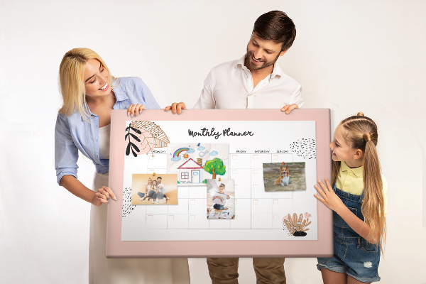 Agenda mensual con diseño de tablero de anuncios y detalles florales