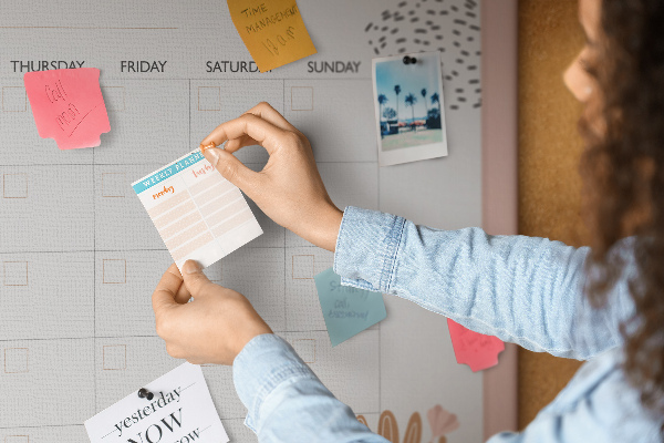 Agenda mensual con diseño de tablero de anuncios y detalles florales