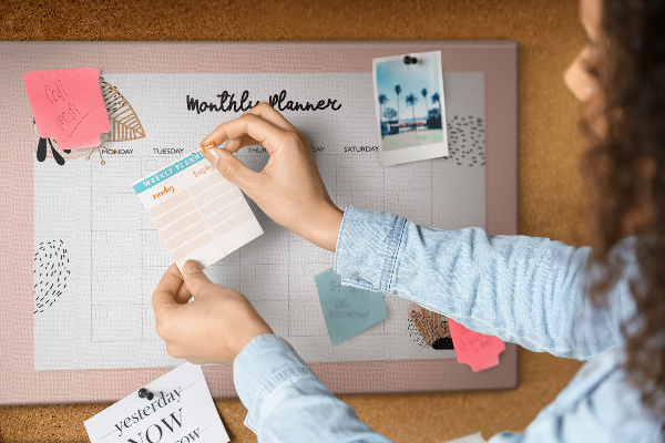 Agenda mensual con diseño de tablero de anuncios y detalles florales