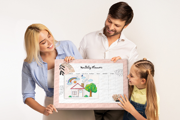 Agenda mensual con diseño de tablero de anuncios y detalles florales