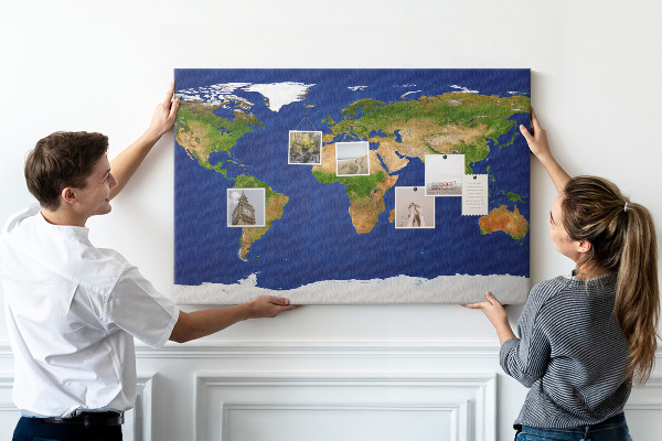 Tablero de corcho decorativo mapamundi con alfileres de colores