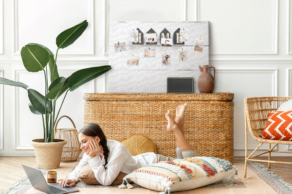 Tablero de corcho decorativo con letras elegantes sobre fondo de madera