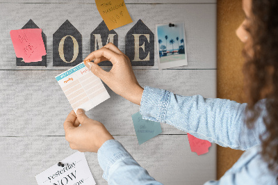Tablero de corcho decorativo con letras elegantes sobre fondo de madera
