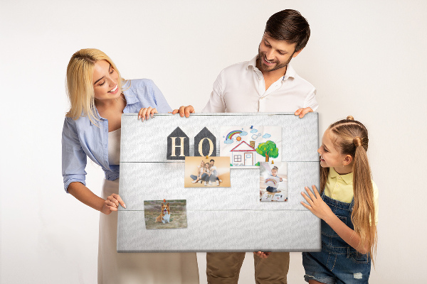 Tablero de corcho decorativo con letras elegantes sobre fondo de madera