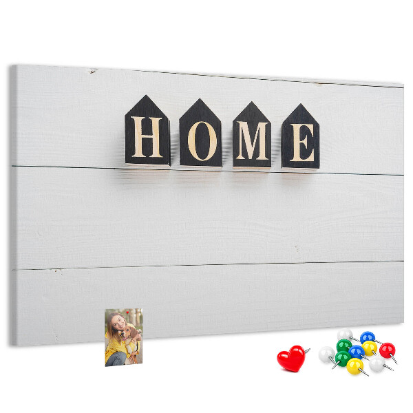 Tablero de corcho decorativo con letras elegantes sobre fondo de madera
