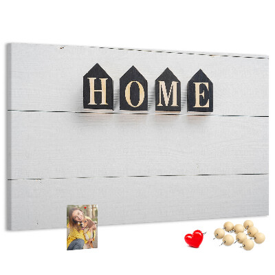 Tablero de corcho decorativo con letras elegantes sobre fondo de madera