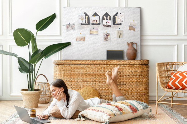 Tablero de corcho decorativo con letras elegantes sobre fondo de madera