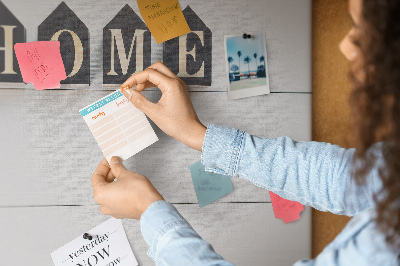 Tablero de corcho decorativo con letras elegantes sobre fondo de madera