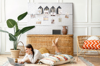 Tablero de corcho decorativo con letras elegantes sobre fondo de madera