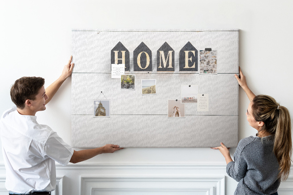 Tablero de corcho decorativo con letras elegantes sobre fondo de madera
