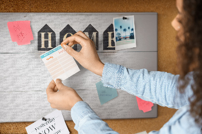 Tablero de corcho decorativo con letras elegantes sobre fondo de madera