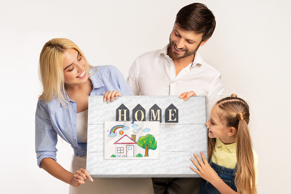 Tablero de corcho decorativo con letras elegantes sobre fondo de madera