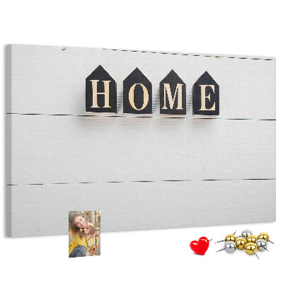 Tablero de corcho decorativo con letras elegantes sobre fondo de madera