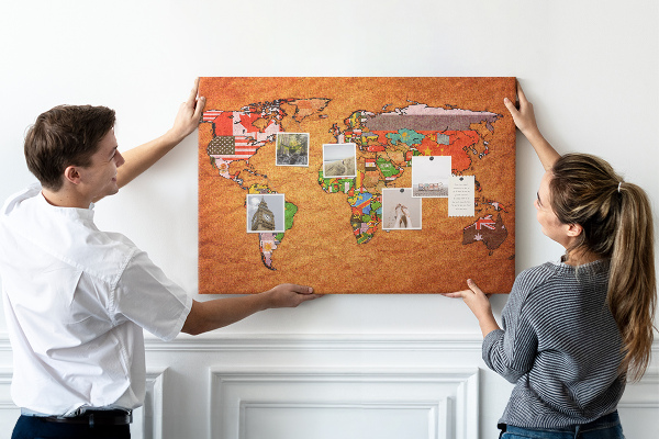 Tablero de anuncios mapa del mundo con banderas de países
