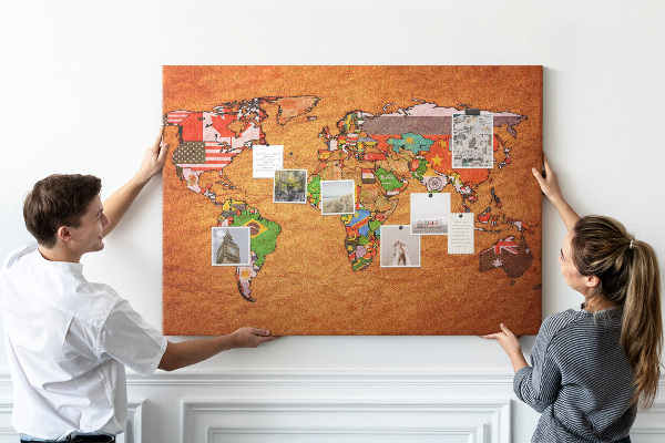 Tablero de anuncios mapa del mundo con banderas de países