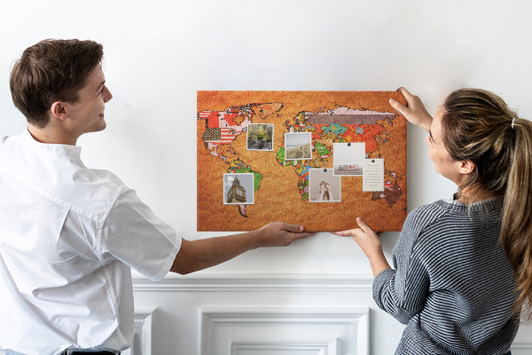 Tablero de anuncios mapa del mundo con banderas de países
