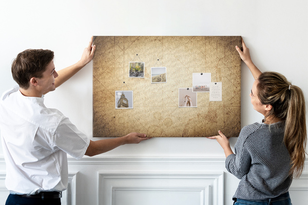 Tablero de corcho decorado diseño de mapa antiguo con puntos marcados