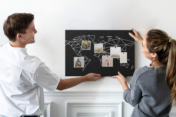 Tablero de corcho decorativo con diseño de geometría del mundo en contornos blancos