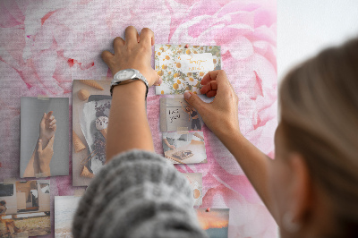 Tablero de anuncios con diseño de peonías rosas en un tono delicado