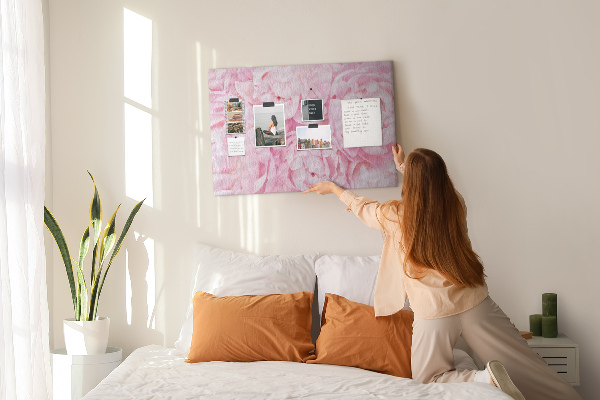 Tablero de anuncios con diseño de peonías rosas en un tono delicado