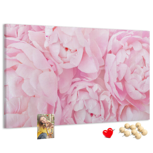 Tablero de anuncios con diseño de peonías rosas en un tono delicado