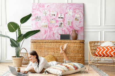 Tablero de anuncios con diseño de peonías rosas en un tono delicado