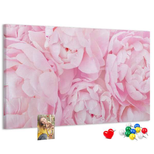 Tablero de anuncios con diseño de peonías rosas en un tono delicado