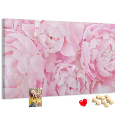 Tablero de anuncios con diseño de peonías rosas en un tono delicado