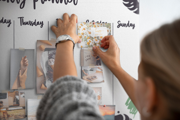 Pizarra de corcho con diseño de hojas tropicales para planificación semanal