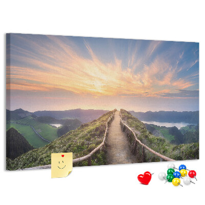 Tablero de corcho decorado con diseño de un sendero pintoresco en las montañas al atardecer