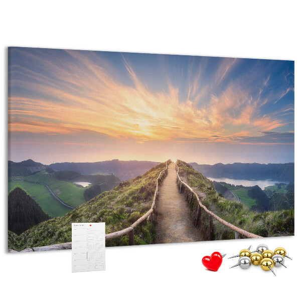 Tablero de corcho decorado con diseño de un sendero pintoresco en las montañas al atardecer